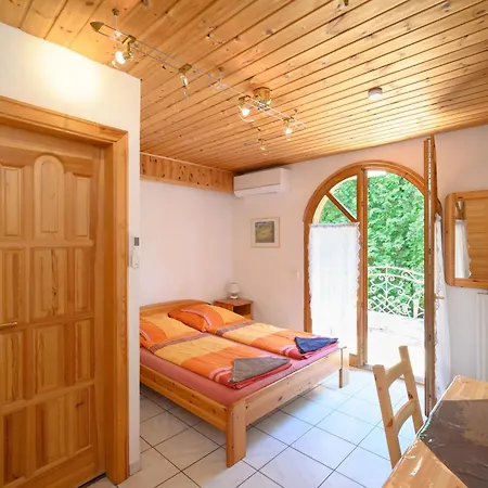 Molnar Vendeghaz 24 Homestay *